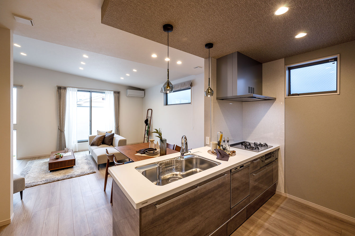 T-1／ワークトップはデザイン性と丈夫さを兼ね備えた人工大理石。引き出しはサイレントレールで出し入れスムーズ。