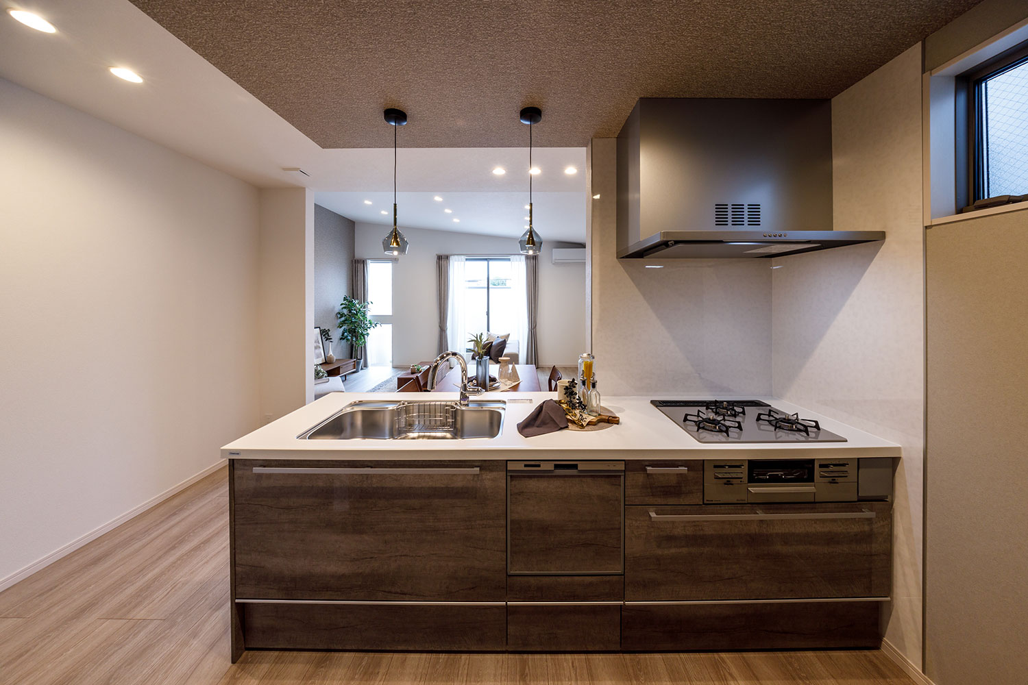 T-1／家族の様子が伺える対面キッチンはお料理中も安心！お手伝いの最中にも会話が弾み、親子の距離も近づきます。