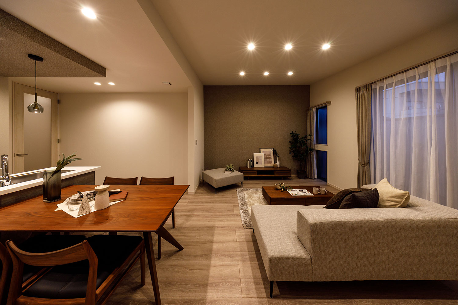 T-1／明るさは自由にコントロール可能。ライフシーンに併せて印象を変えることで豊かな空間を楽しめます。