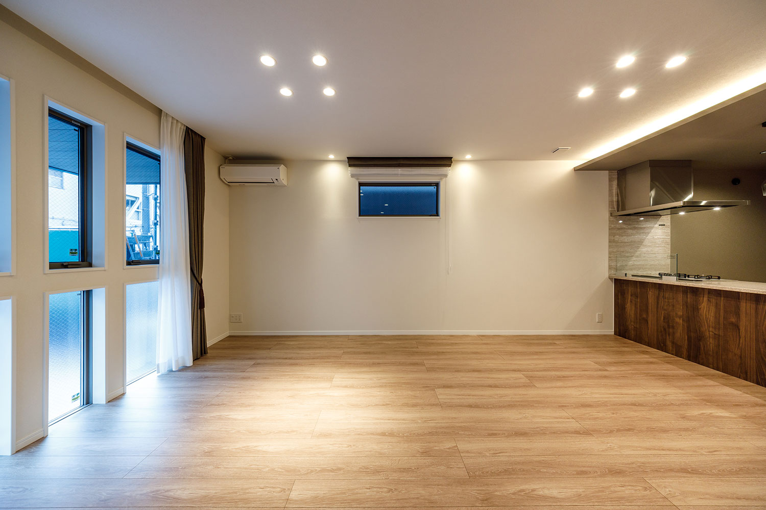 T-1／汚れに強く、傷がつきにくいカフェオーク柄のフローリングは、傷に強く、安心の低VOC仕様です。