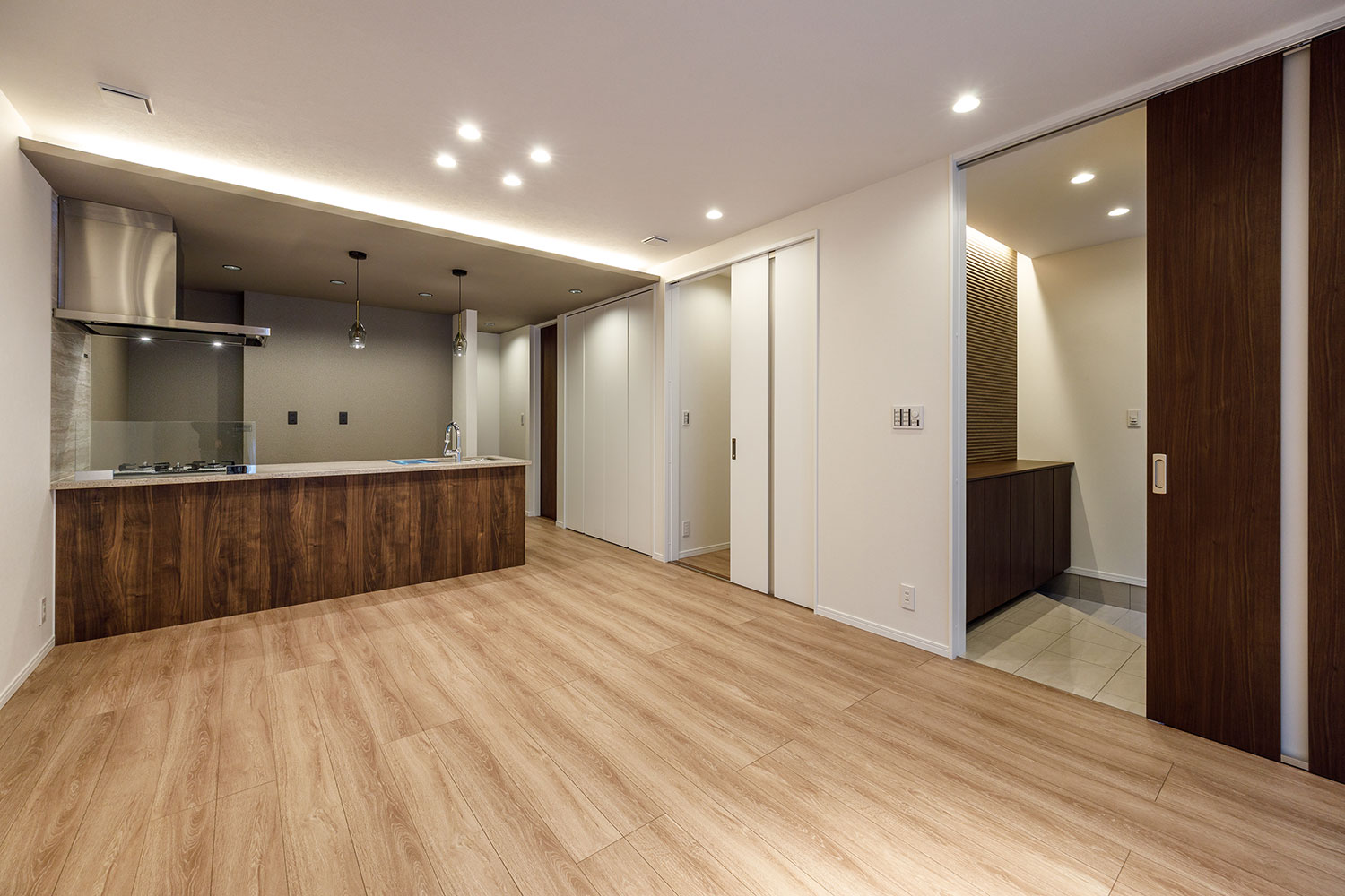 T-1／どんなライフシーンにもマッチする、プレーンで奥行きのある空間。お好みに合わせてレイアウト可能。