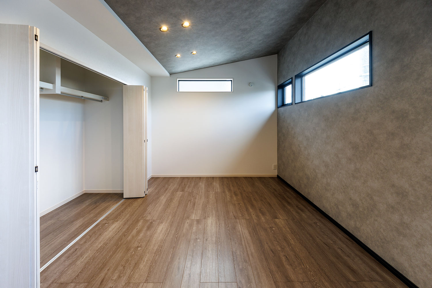 T-1/勾配天井で高さをプラスした快適空間。広さに余裕のある空間で上質なリラックスタイムをお過ごしいただけます。