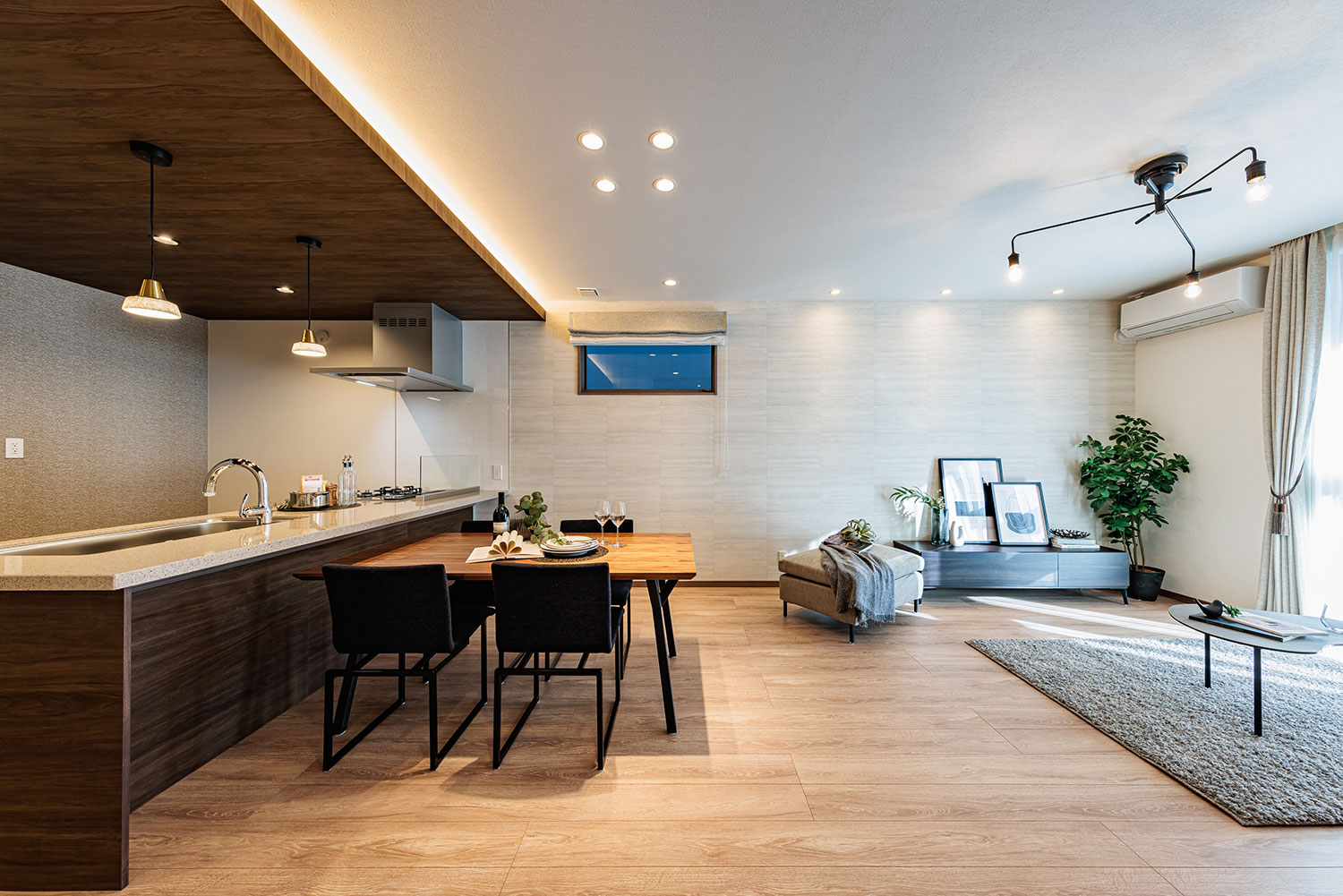 T-2／まるでシアタールームを彷彿とさせる照明デザインがお部屋の印象をワンランク上に引き上げます。