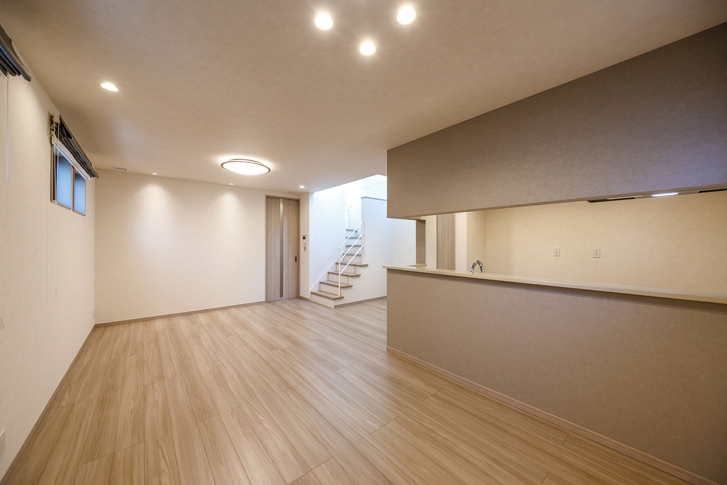 T-1／グレージュカラーのLDK。インテリアやファブリックの色を選ばないのでコーディネートがしやすいのもポイント。