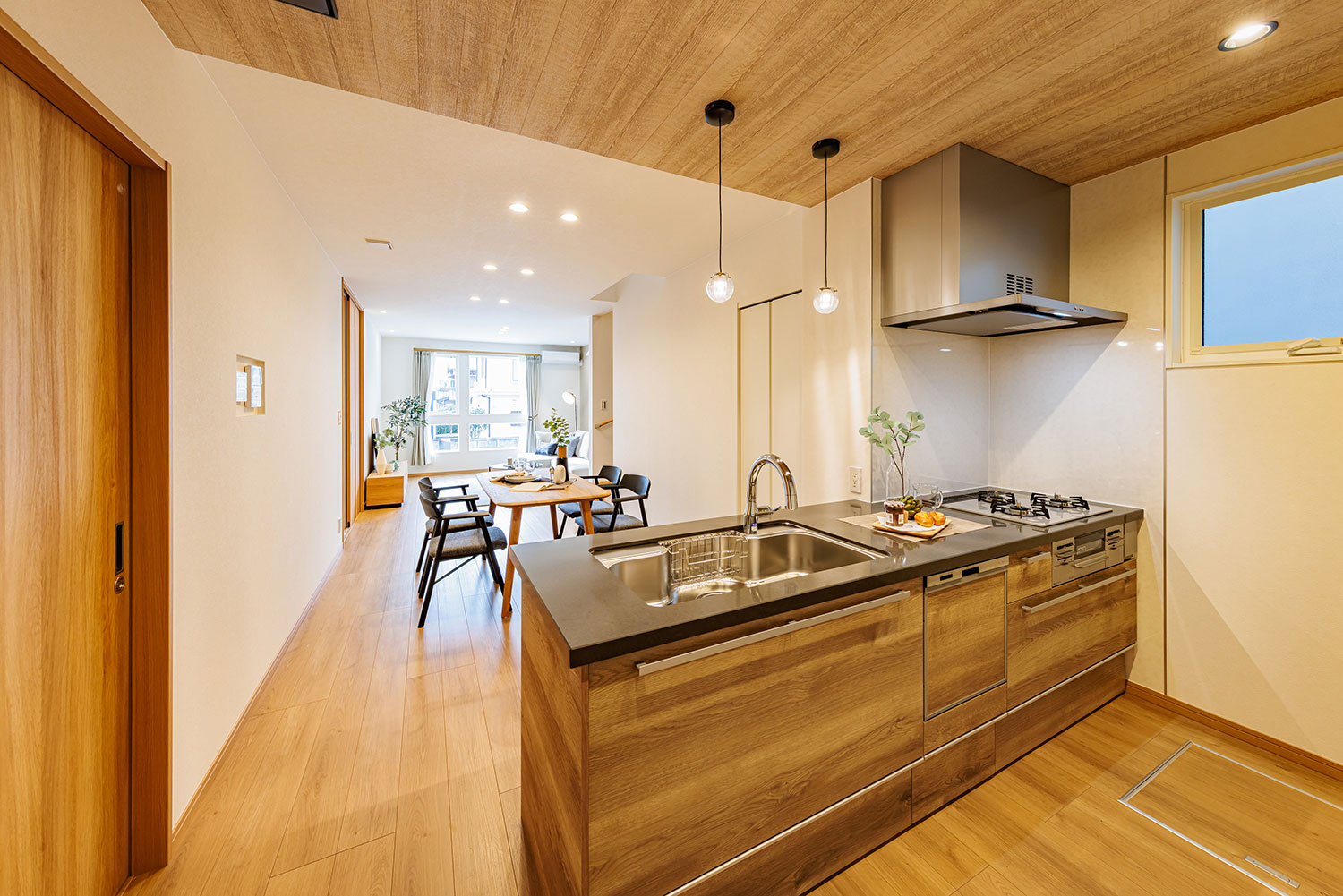 T-3/キッチンの手元を彩るライトはガラスの表情が美しく輝き、お料理の色を引き立てる高演色・高効率LED。