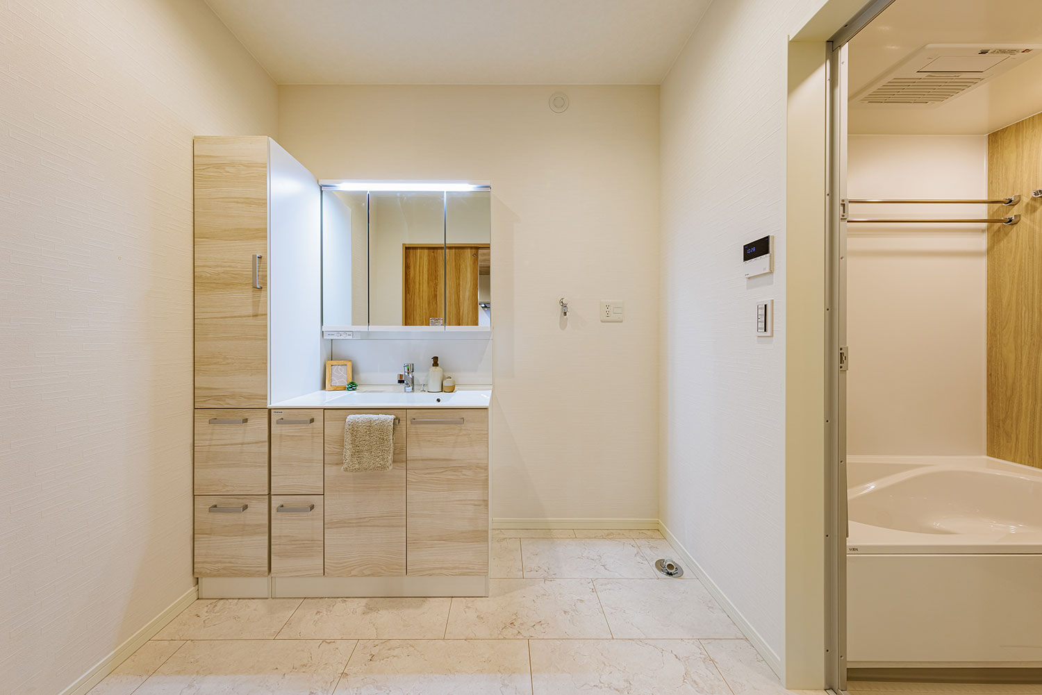 T-3/収納力、お手入れのしやすさ、広々脱衣スペースなど水回りを快適に利用できる洗面脱衣室。
