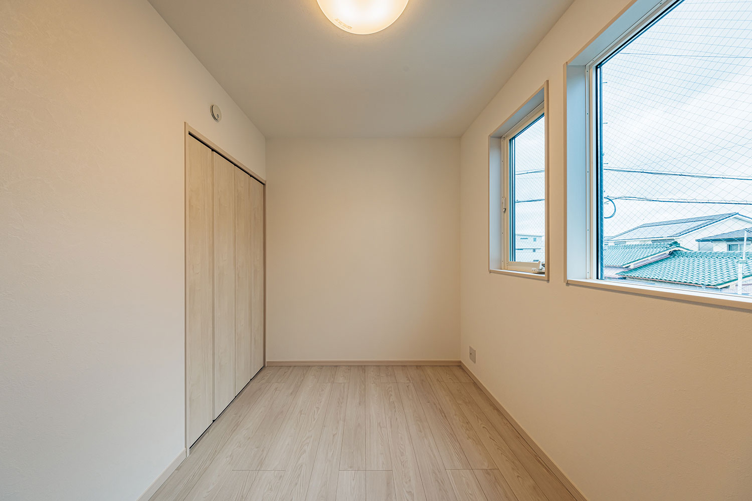 T-2/大人になるまでずっと使えるプレーンな洋室。家族の声がほどよく届く距離で、のびのび過ごせます。