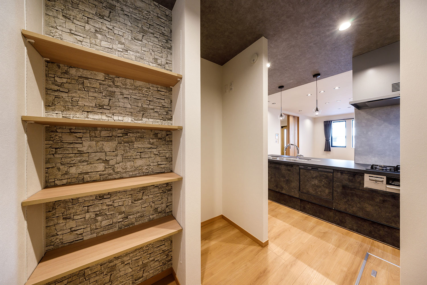 T-2／冷蔵庫やカップボードもゆったり配置できる背面スペース。可動棚には日用品などがスッキリと収まります。