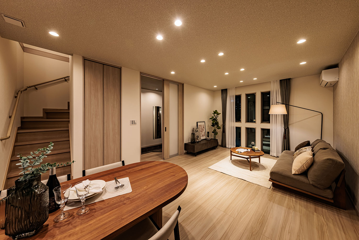 T-1／ダイニングの照明はお料理を美味しく見せてくれる高演色タイプ。テーブルをゆったりと配置できる広さも魅力的！