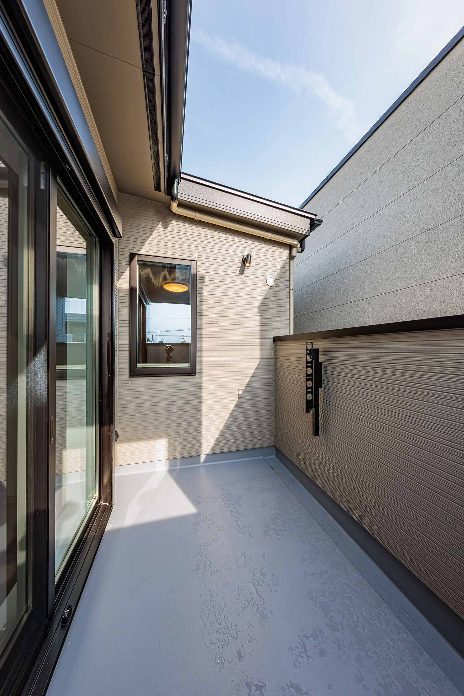 T-3/午前中の陽差しをたっぷりと取り込める東面のバルコニー。洗濯物や布団が気持ちよく乾く、実用的な仕様。