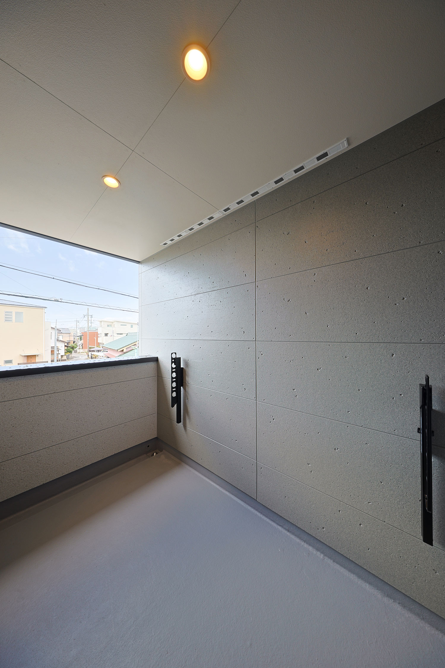 T-1/柔らかな風を感じながら過ごせる大型バルコニー。ふとした時間に外の空気に触れられる心地よいスペースです。