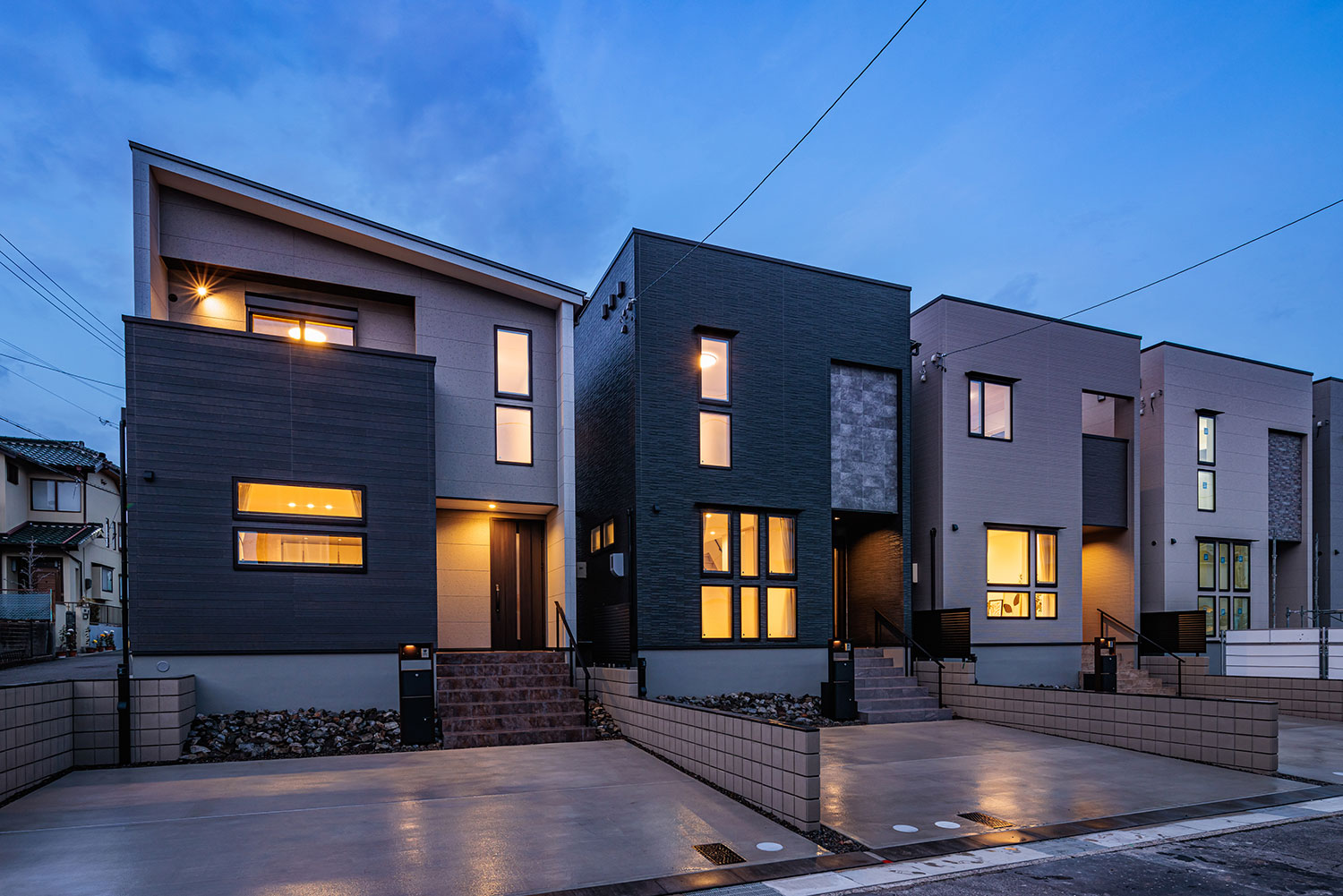 左からT-1、T-2(ご成約済み)、T-3/充実した暮らしが叶う利便性の良い分譲地。