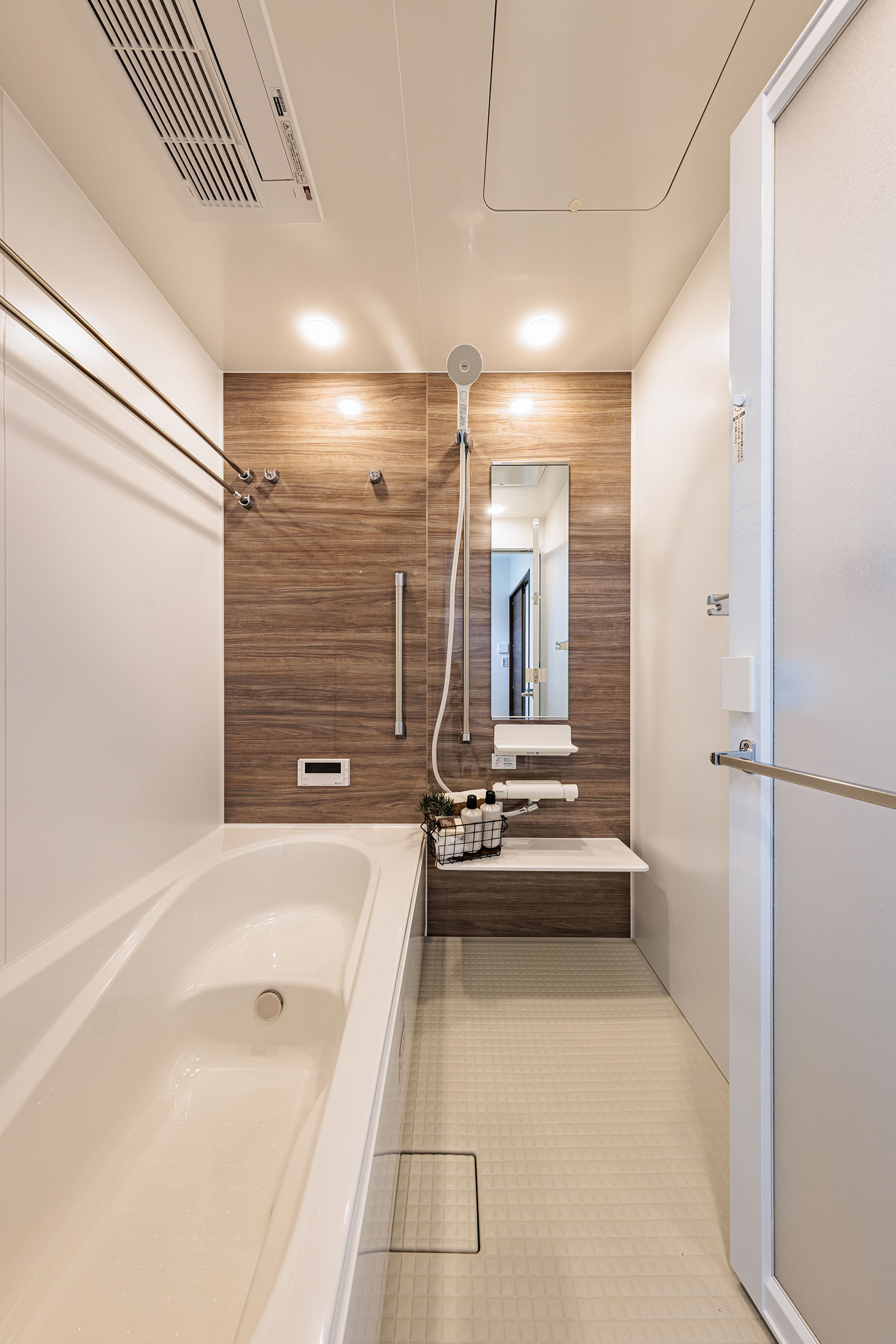 T-3／ゆったりとお湯に浸かれる浴槽に、掃除がしやすい仕様で毎日快適！明るく清潔感のある、心からく寛げる浴室。