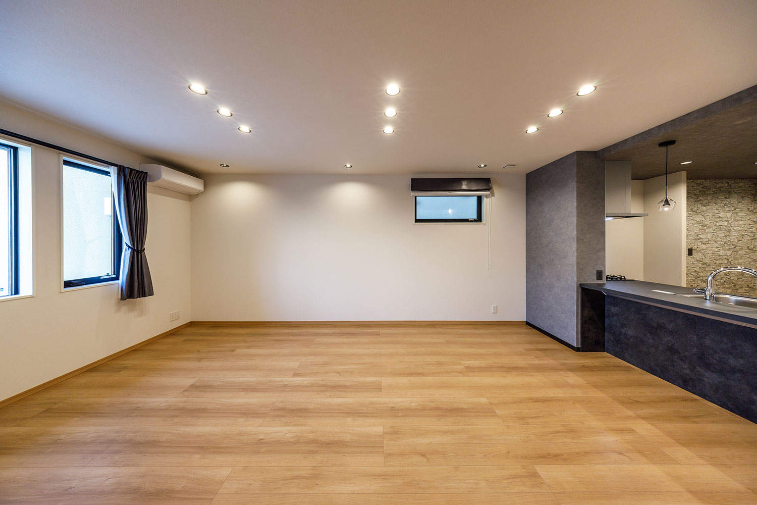 T2／19.4帖のLDK。上質な天然木の素材感を表現したフローリングは高耐久で傷がつきにくて安心です。