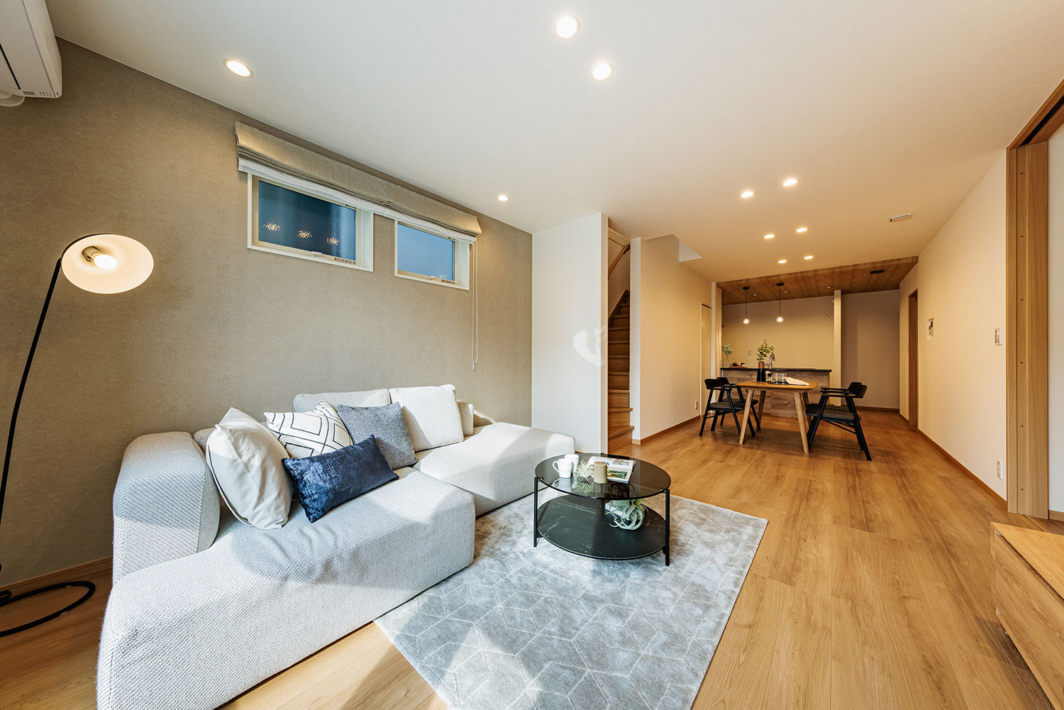 T-3/2大空間がもたらす、圧倒的な開放感。奥行きを活かした配置で食事の場と寛ぎの場を緩やかにゾーニング可能。