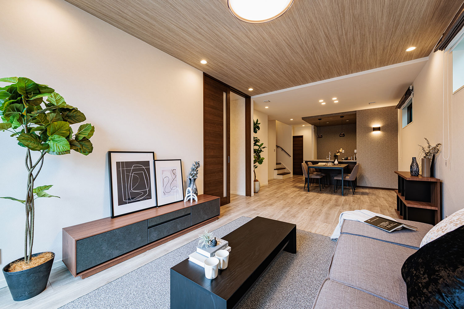 T-3／高演色・高効率LEDで生活空間だけでなく、表情やお料理なども美しくきれいに見せてくれます。