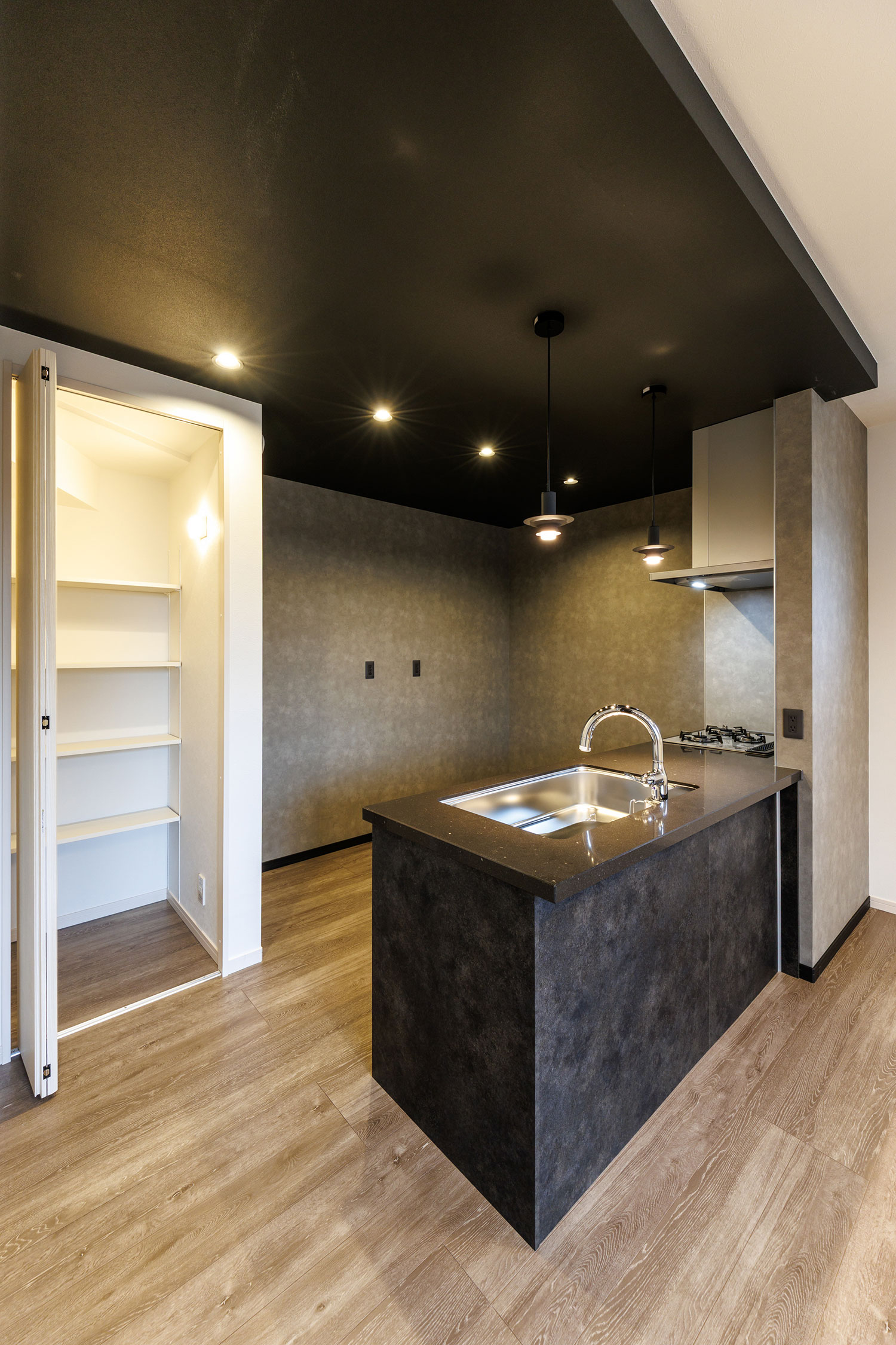 T-1/背面にはカップボードが配置できるスペースがあり、パントリーも併設されているので家事効率がUP。