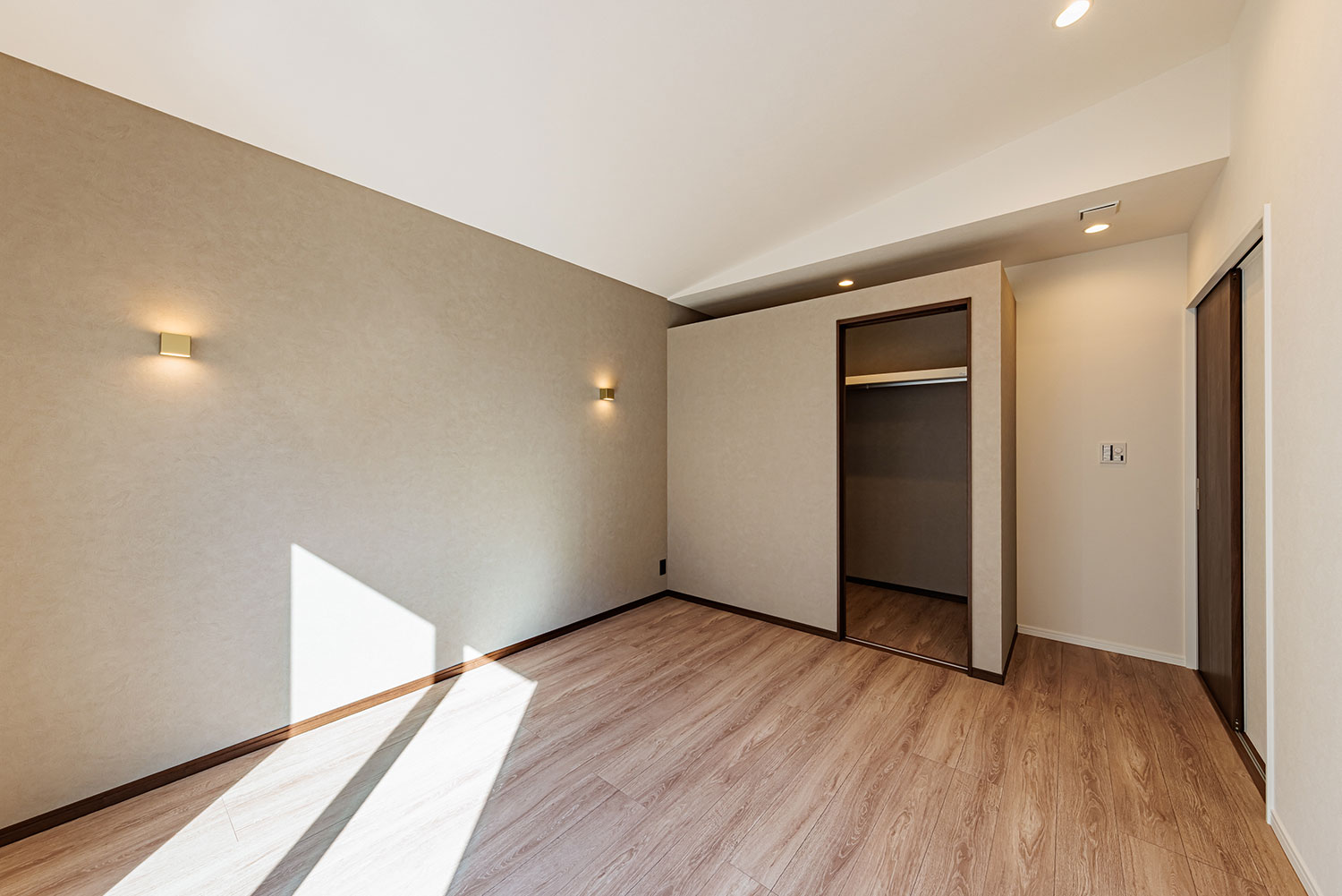 T-1／9.4帖の主寝室は陽差しと勾配天井で開放感UP！間接照明が柔らかな印象を与えてくれるホテルライクな空間。