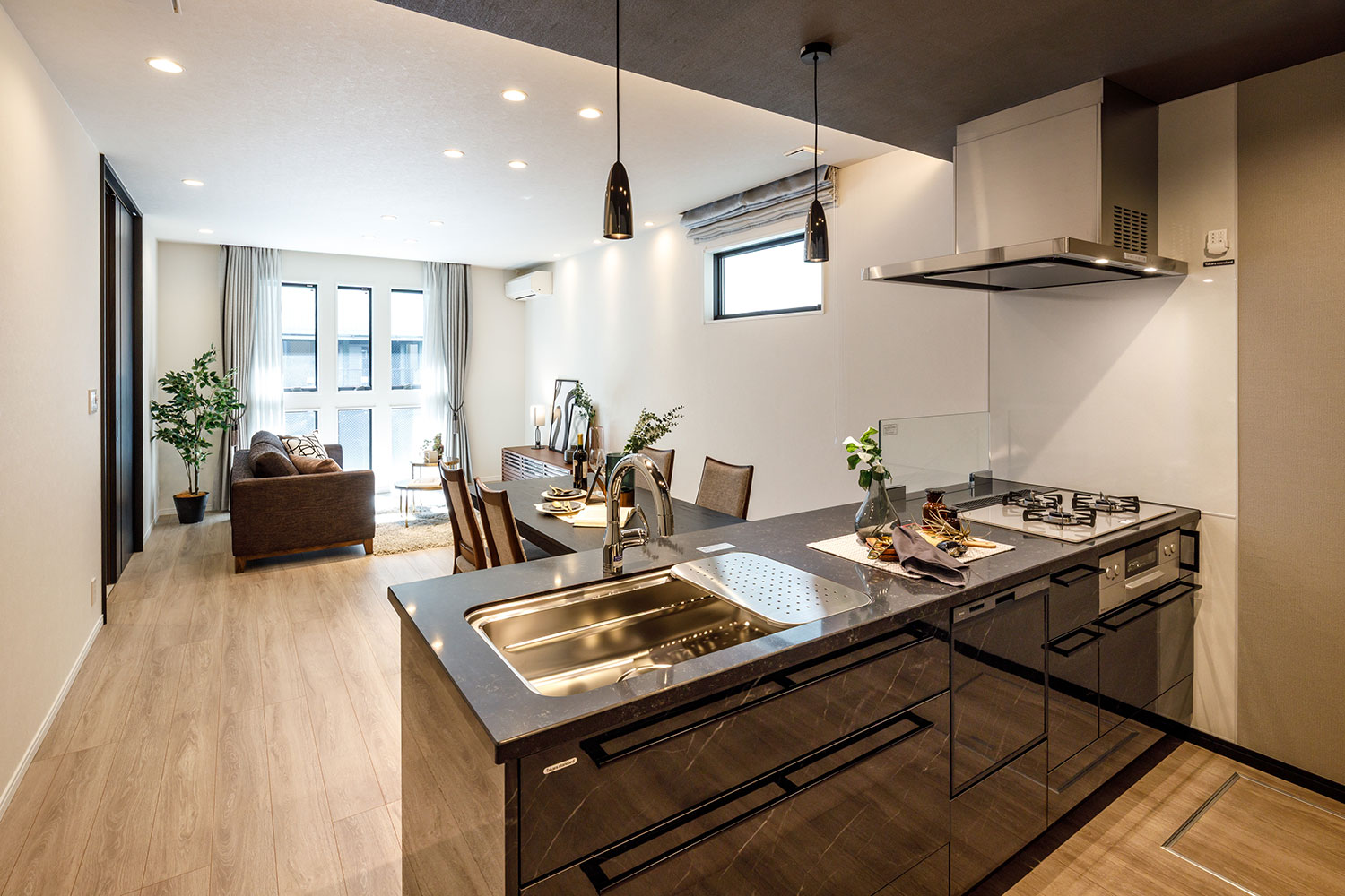 T-2／独特の奥行き感と手触り、光沢を持つ「フィオレストーン」はミスティブラックを採用してインテリア性も◎。