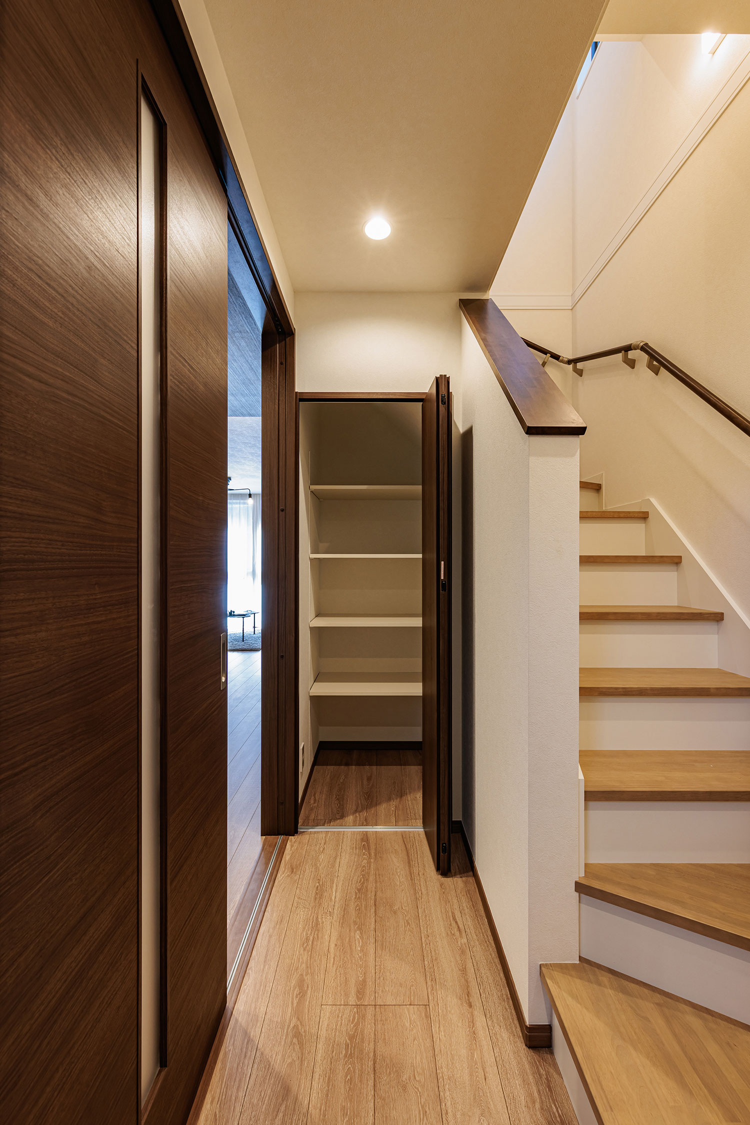 T-2／階段横のスペースを有効活用した便利な物入れ。生活用品をまとめて片付けられるので、家中いつもすスッキリ！