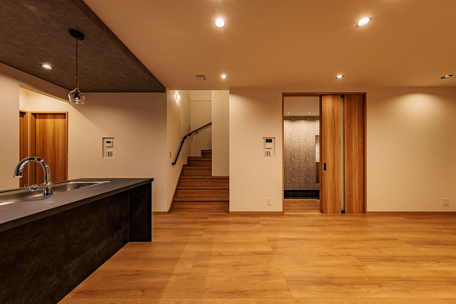 T-2／夜間リビングダイニング