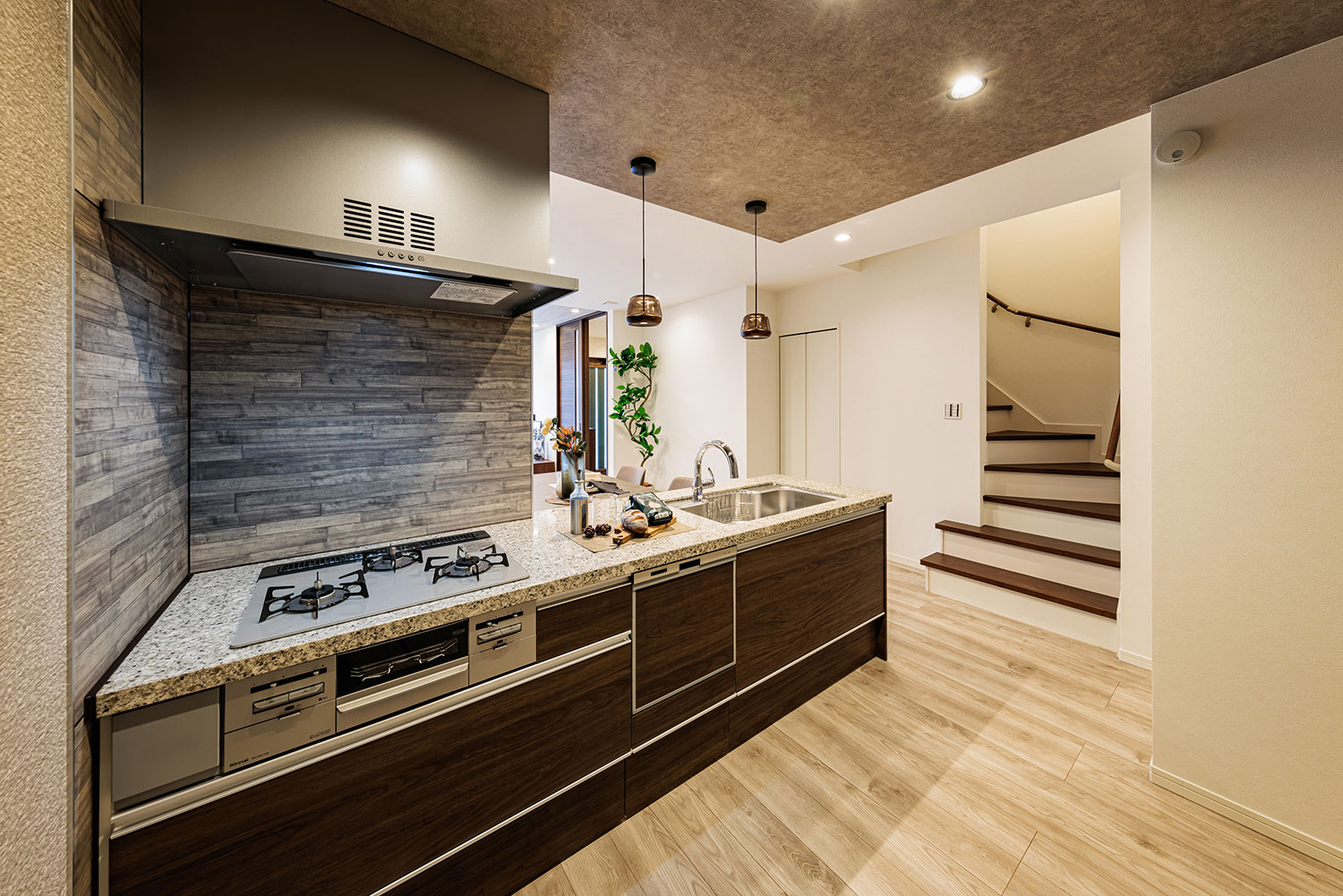 T-3／新しさと洗練性がもたらす心地よさ。異素材の組み合わせを取り入れて奥行きのあるキッチン空間を演出。