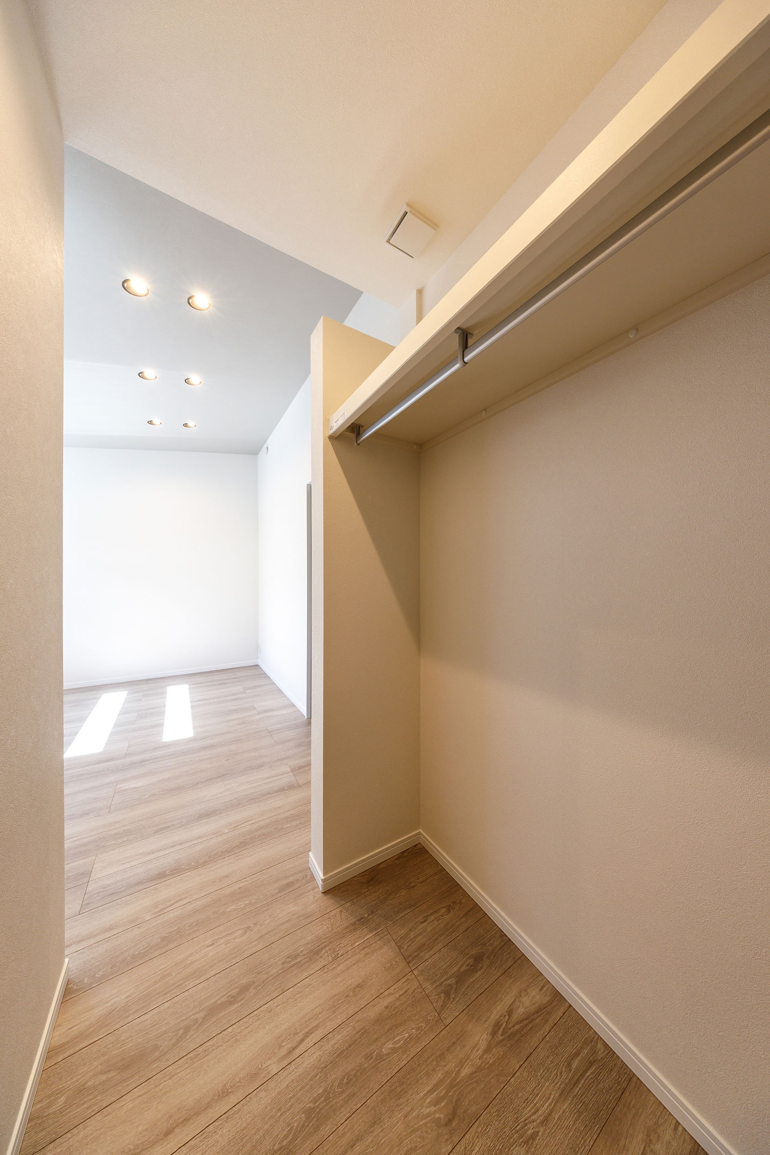 T-2／主寝室のWICは衣類や荷物が整理整頓しやすい仕様で毎日の身支度やしまう・取り出すの手間を省きます。