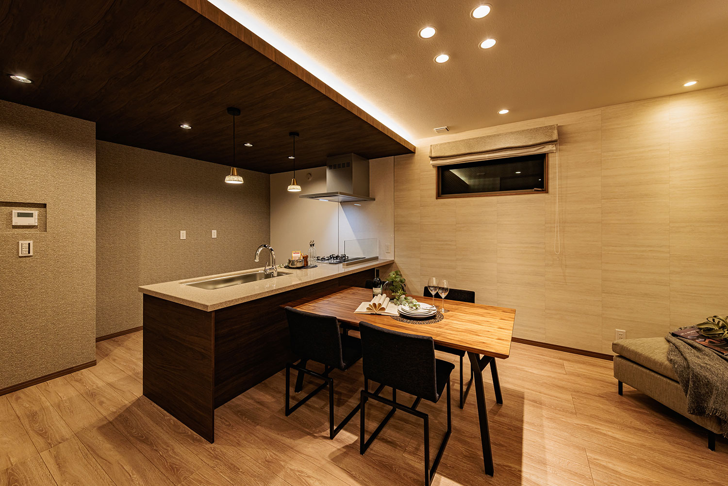 T-2／折下げ天井が空間のアクセント。まるでカフェのようなお洒落なダイニングで、家族の会話も自然と弾みます。