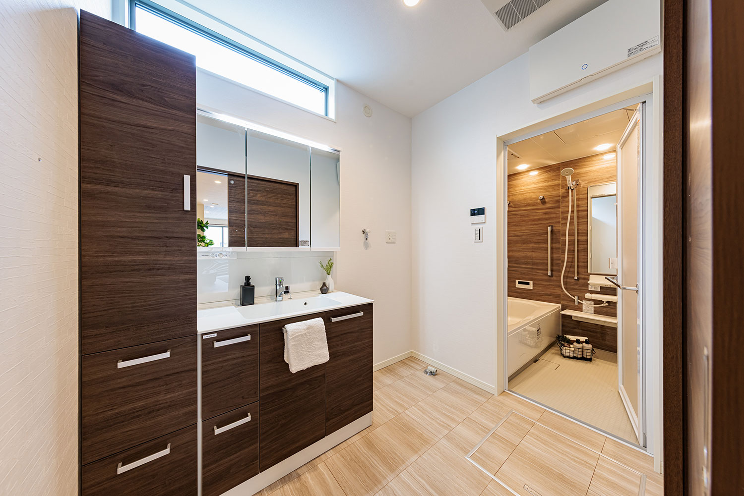 T-3／広くスクエアな設計で使いやすい洗面ボウルにシャワー付きシングルレバー水栓で便利さをプラス。