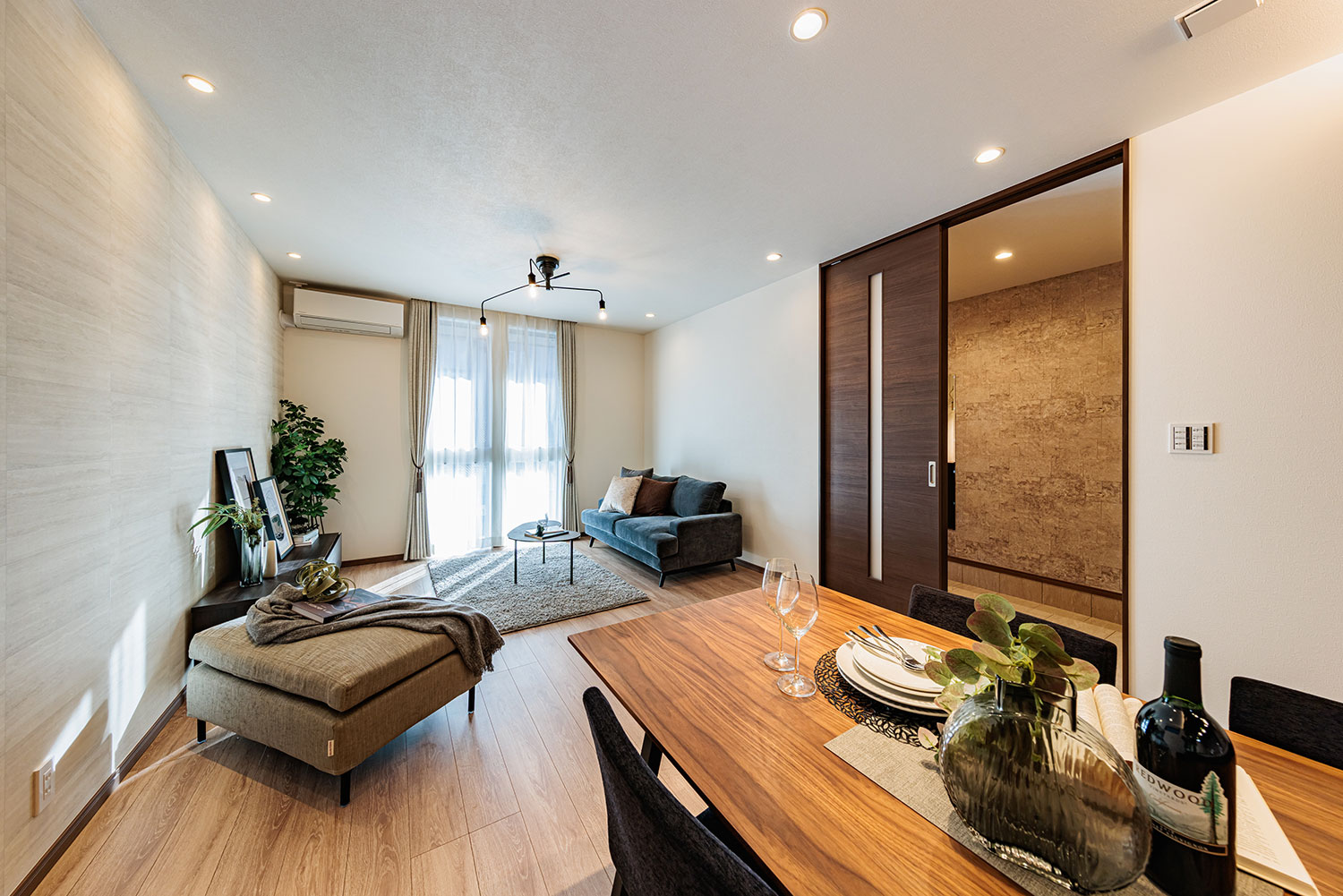 T-2／LDKに欠かせないソファやダイニングテーブルなどの大きな家具を置いてもゆとりが感じられる広さがあります。