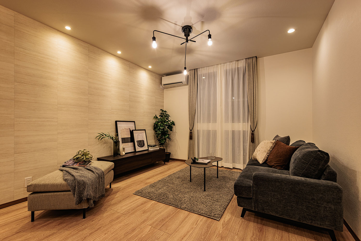 T-2／光と影が織りなすコントラストが、深いリラックスへと誘います。ソファに身を沈めてくつろぐ癒しの空間。