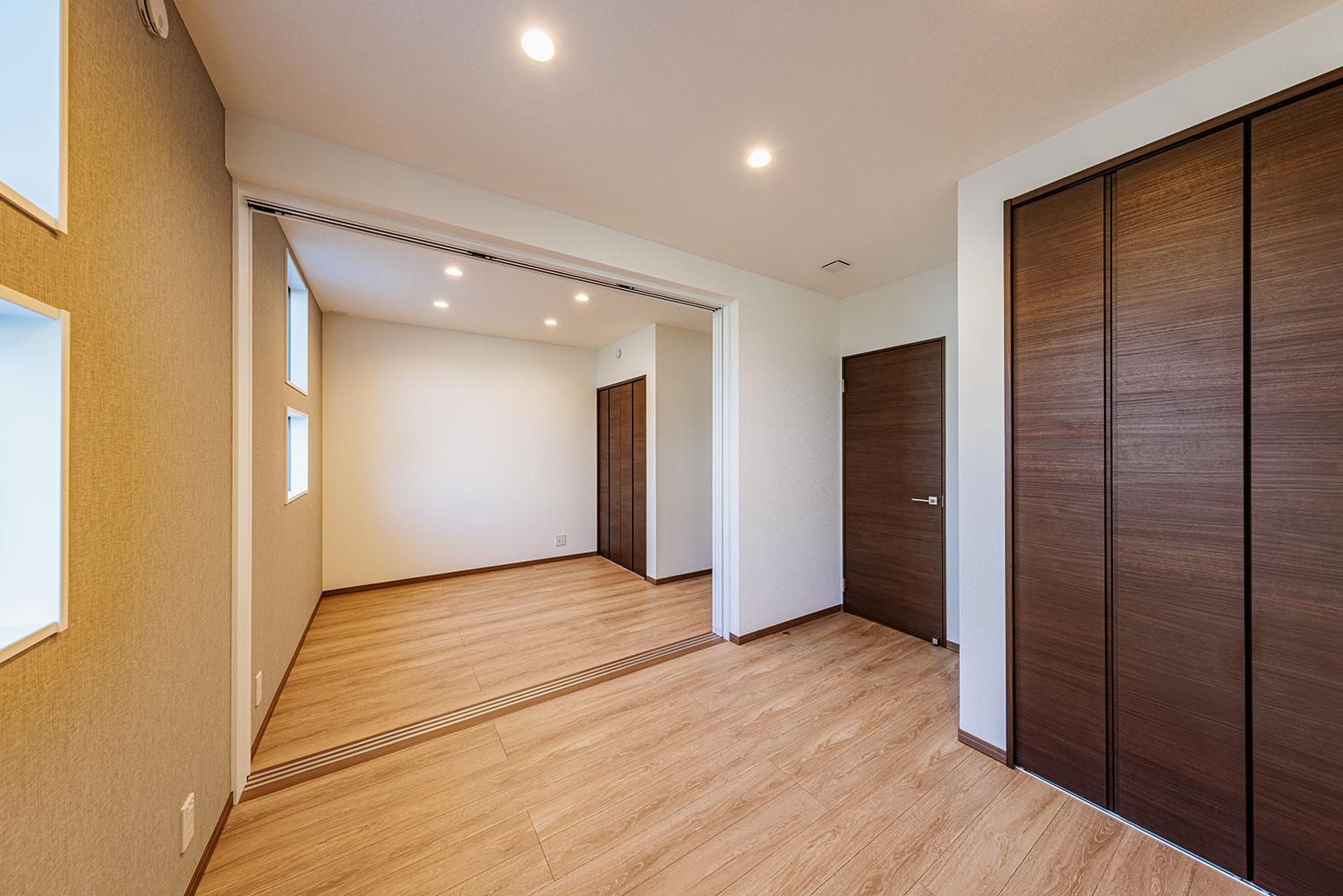 T-2／収納完備で家具も配置できるゆとりを備え、落ち着いた印象で暮らしに寄り添う憩いの空間。