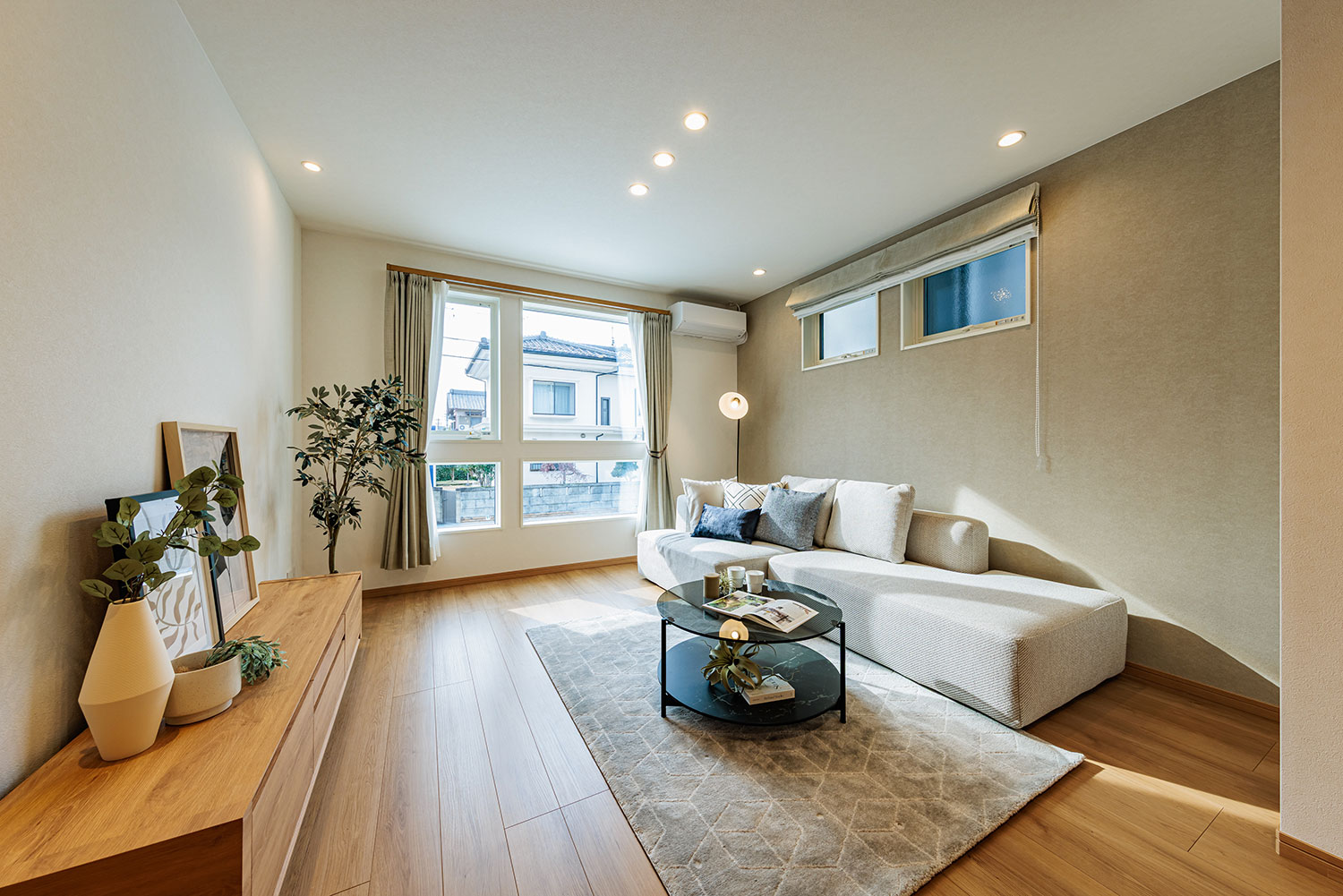 T-3/断熱性に優れたアルミと樹脂のハイブリッド構造の窓を使用することで、快適で健康的な室内空間が実現。