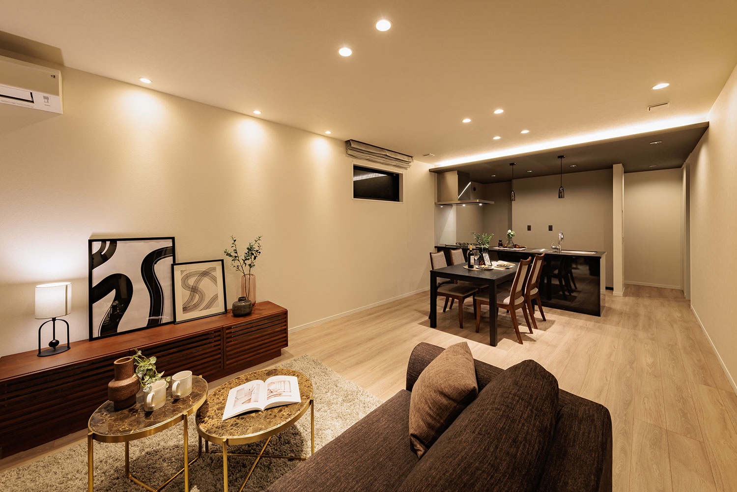 T-2／まるでシアタールームのようにオシャレに演出可能な照明デザイン。ダウンライトは空間を広く見せてくれます。