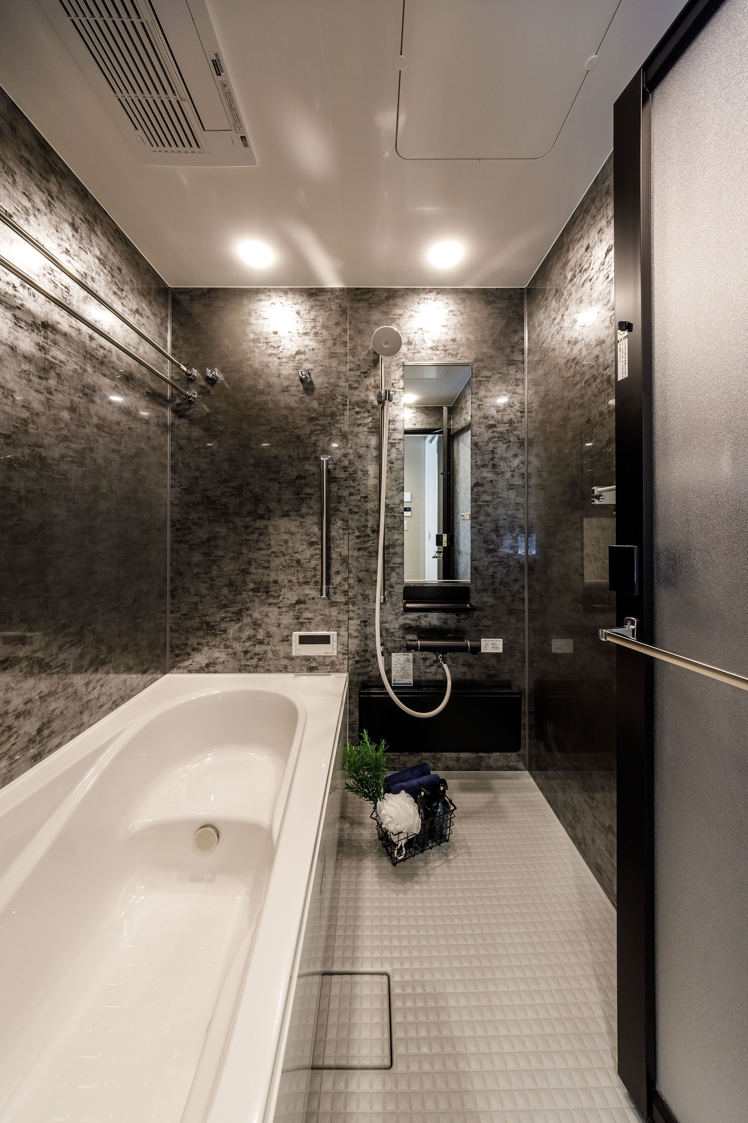 T-2／マグネットシェルフや取り外しが簡単なカウンターで毎日のお掃除も楽々！シャワーは心地よい肌あたりで快適。