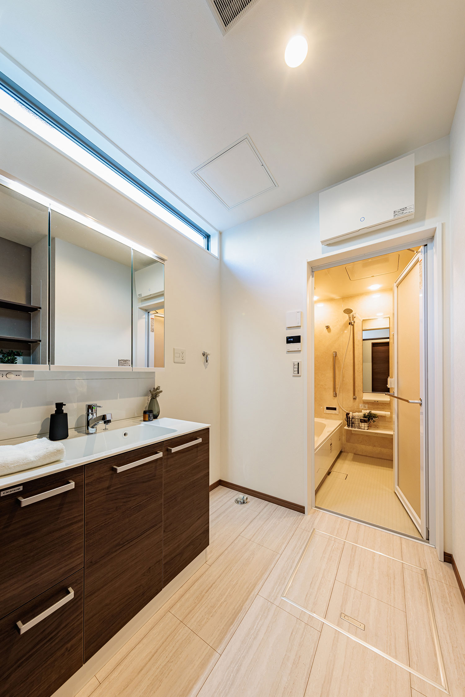 T-2／LED照明を搭載した３面鏡を備えたクリナップの洗面台。シャワー付き水栓は身だしなみやお掃除の際にも便利。