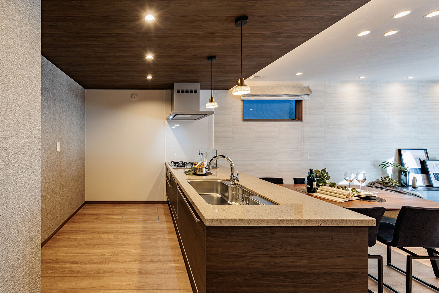 T-2／家事のしやすさを左右するキッチン背面のゆとり。カップボードを置いても広々としたスペースを確保しました。