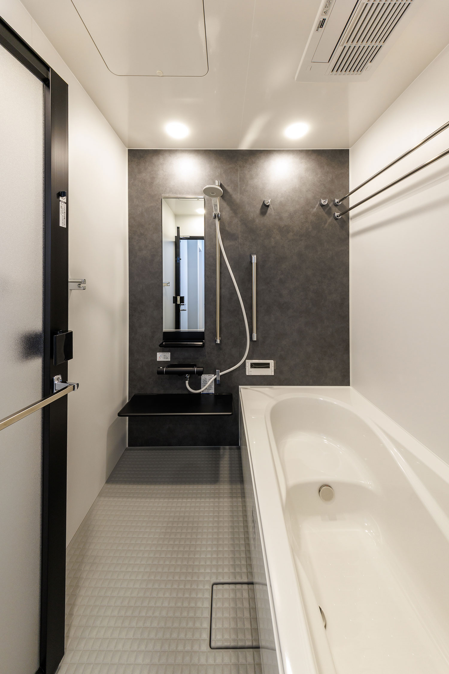 T-1/自然な色合いでまとめられた浴室は、一日の終わりを静かにリセットできる場所。