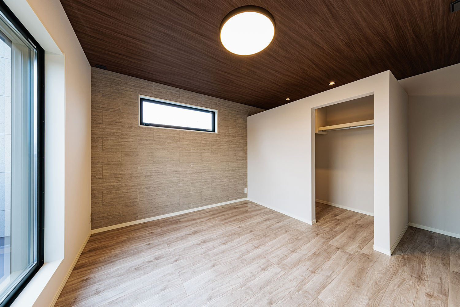 T-1/質感豊かなアクセントクロスが印象的なモダンデザインの主寝室。デザイン性と暮らしやすさを両立させました。