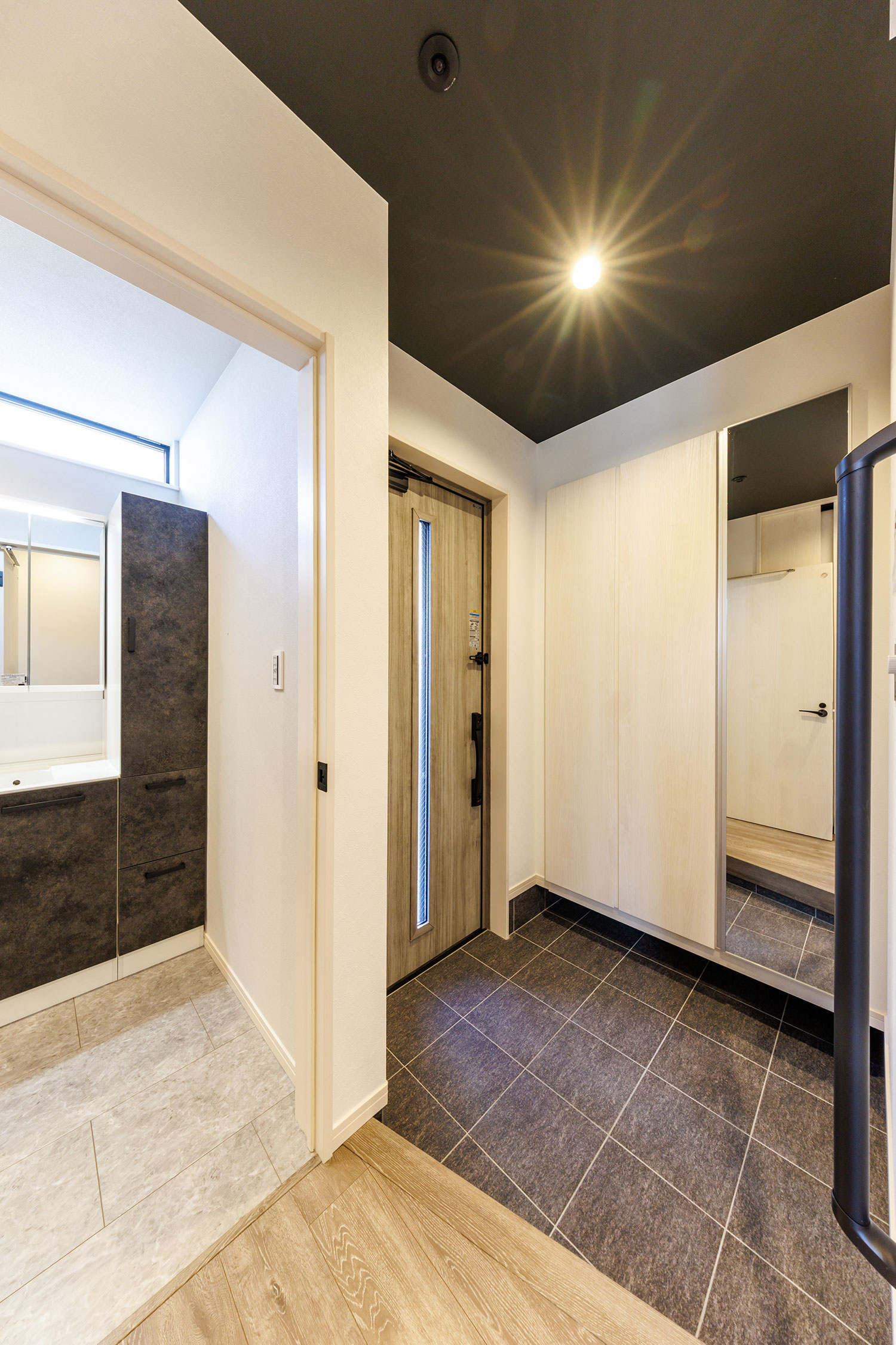 T-1/温もり溢れるナチュラルな玄関。玄関扉はYKKAP【ヴェナート】のナチュラルデザイン。