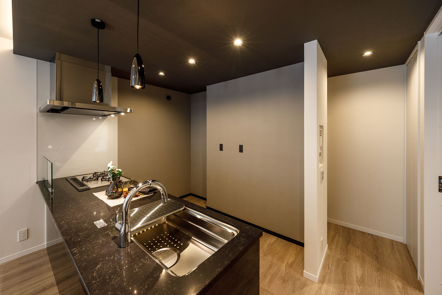 T-2／冷蔵庫やカップボード置き場を確保。コンセントも使いやすい位置に取り付けているので、家電利用も便利。