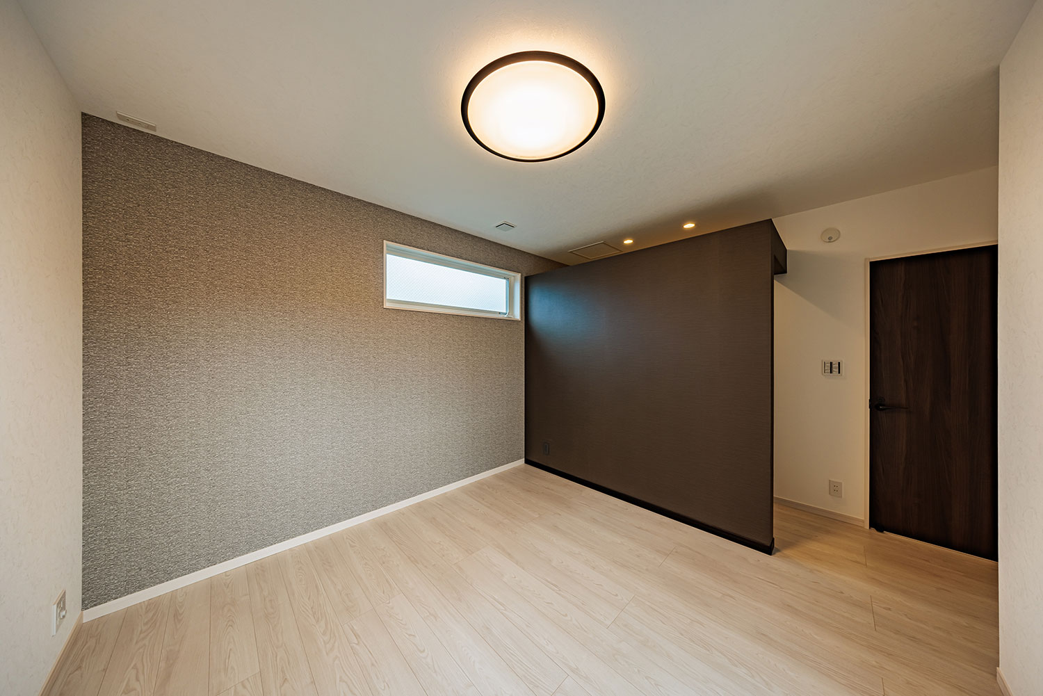 T-2/広々空間に夫婦2人分の衣類や荷物が収まる収納で、より快適で過ごしやすいリラックス空間が実現します。