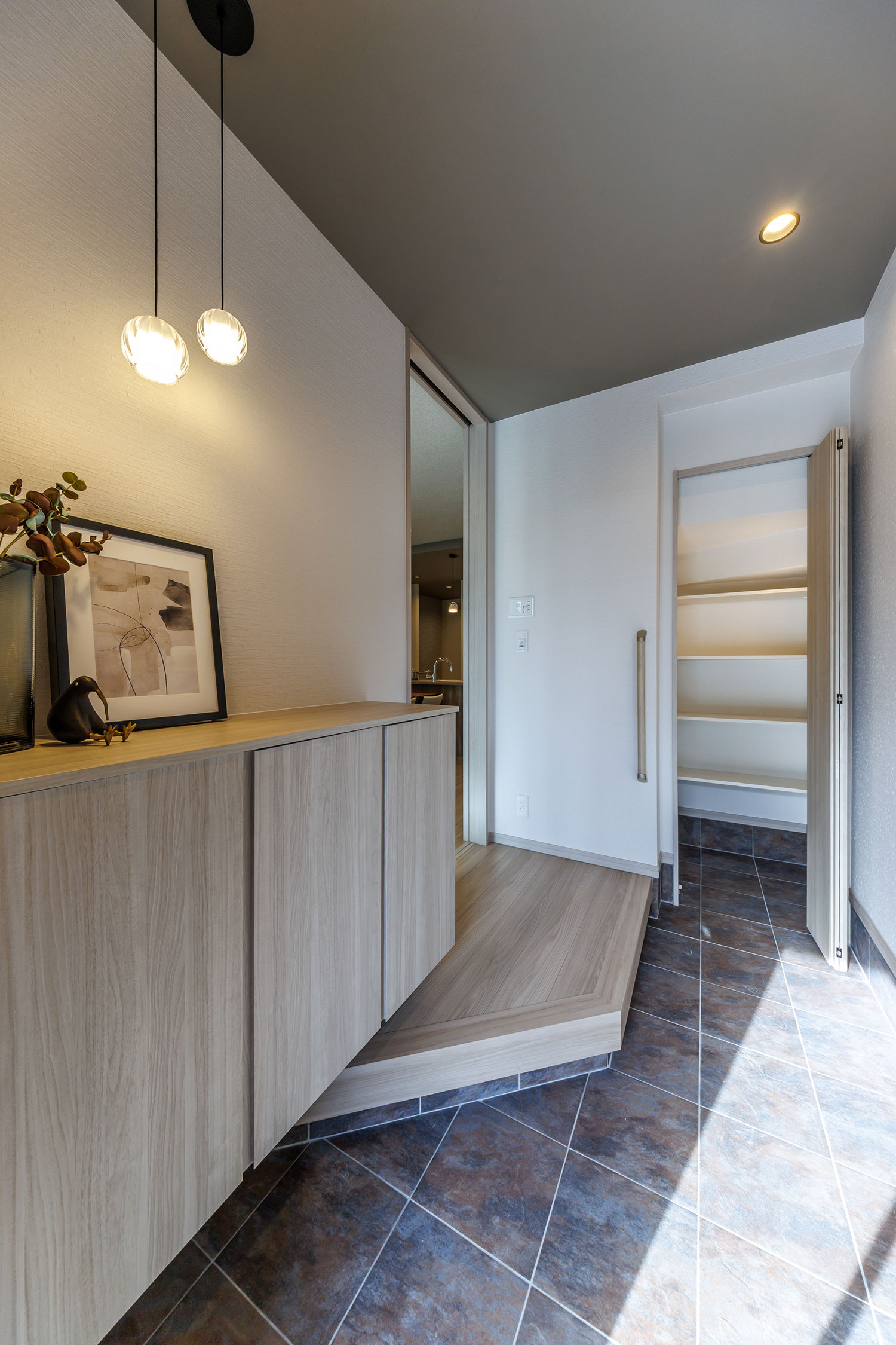 T-1／ライトグレージュの明るいカラーと上品で落ち着いた雰囲気のタイルが上質な空間を演出。美しく整然とした玄関。