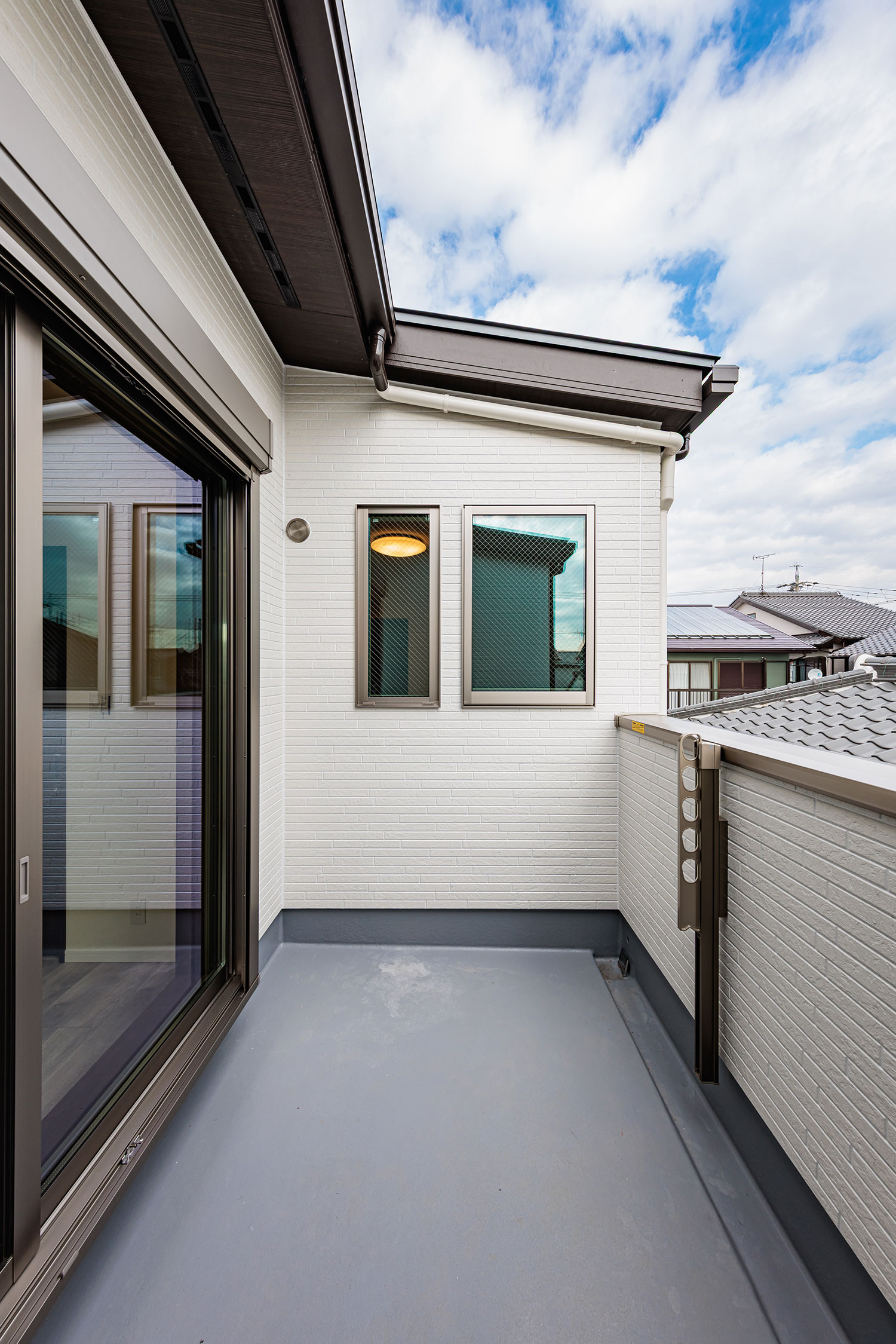 T-3／主寝室に隣接した東向きのバルコニー。朝のやわらかな陽差しが心地よく、1日を気持ちよくスタートできます。