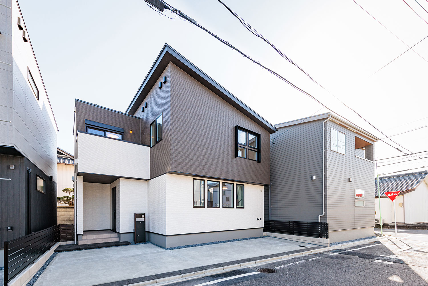 T-2/外観に上品さを演出する小割り柄。雨で汚れを洗い流す「親水コート」で美しさが長続きします。