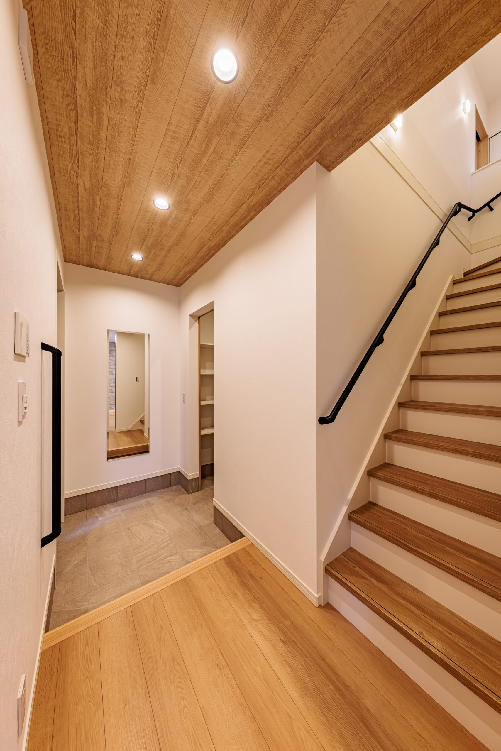 T-1／木のぬくもりを感じる天井と光が、訪れる人を優しく迎えます。家の顔にふさわしい、洗練されたエントランスです。