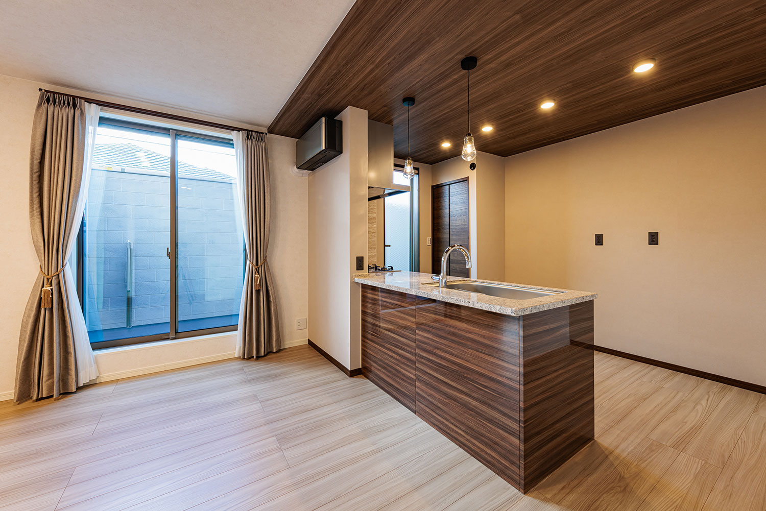 T-1/「毎日がカフェ時間」。陽光を感じながら、家族とかけがえのない時間を紡ぐダイニングです。