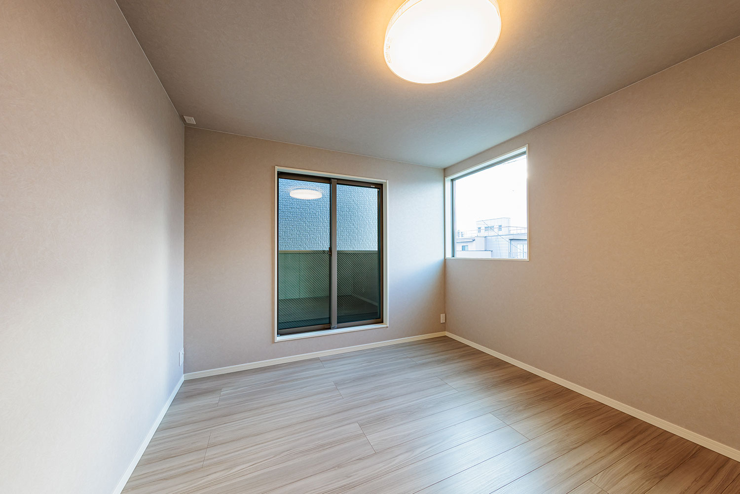 T-1/主寝室は南向きでバルコニー隣接。淡いトーンでまとめたリラクシーな空間で極上のお休みタイムが叶います。