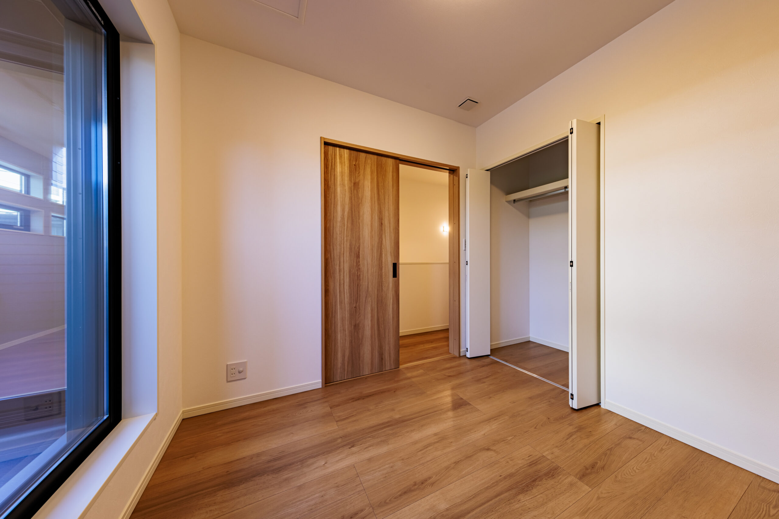 T-1／大きな窓の外の景色を楽しみながら、趣味や仕事に集中。フレキシブルな使い方ができる、自由度の高い洋室です。