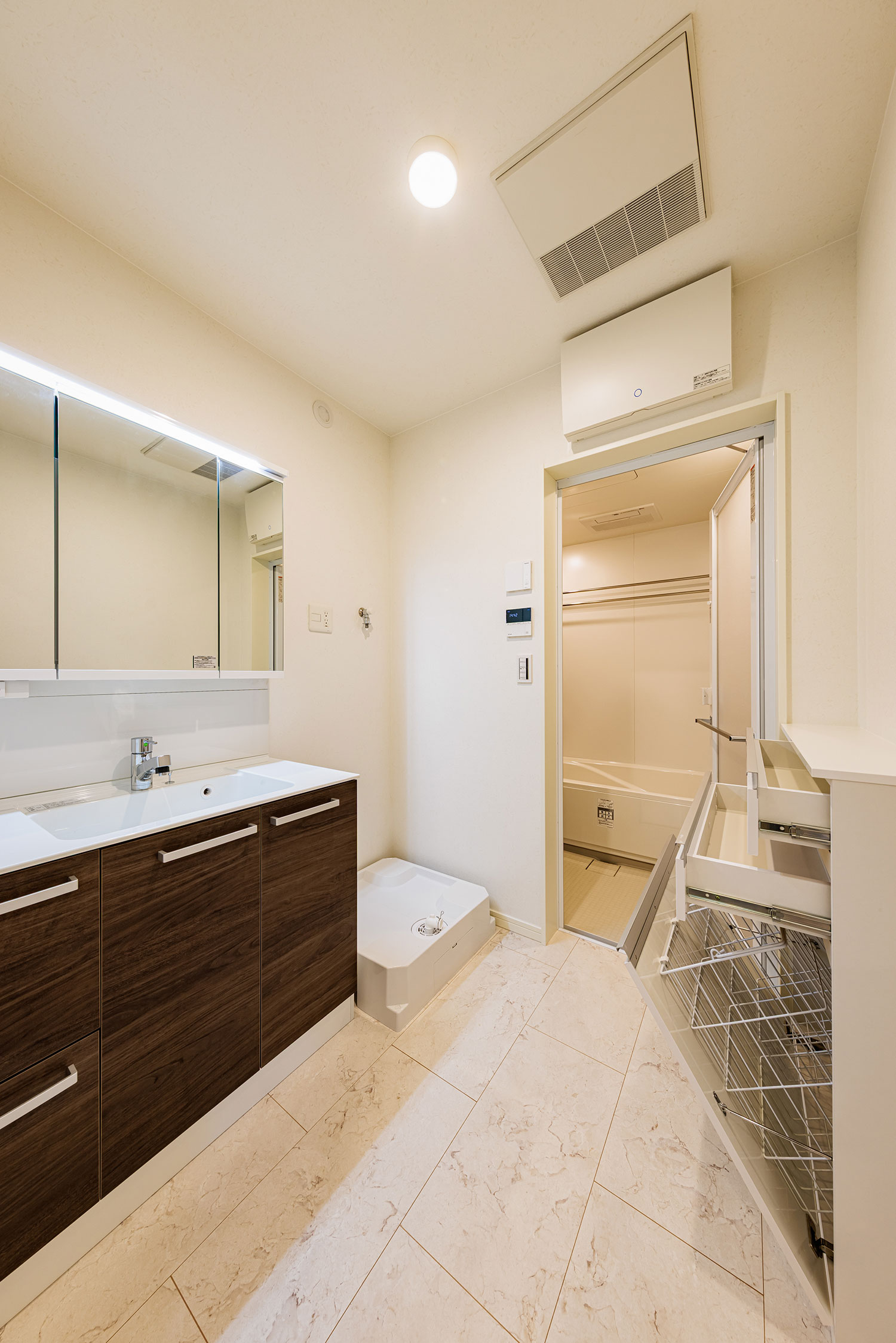 T-1/広々洗面脱衣室にはランドリーキャビネット設置で収納もバッチリ!LDKと同じ2階にあるので家事動線スムーズ!